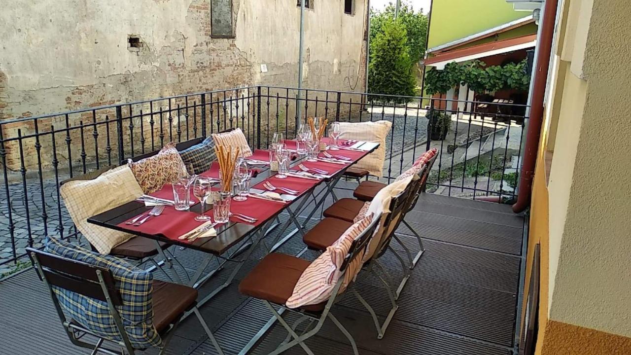 Aparthotel Sklep U Hrabalu Hustopeče Exterior foto
