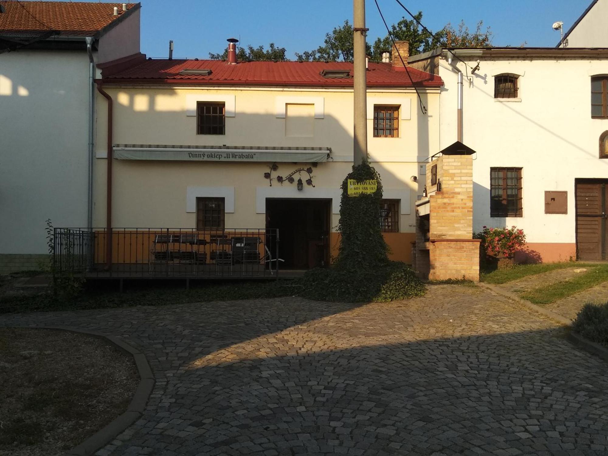 Aparthotel Sklep U Hrabalu Hustopeče Exterior foto
