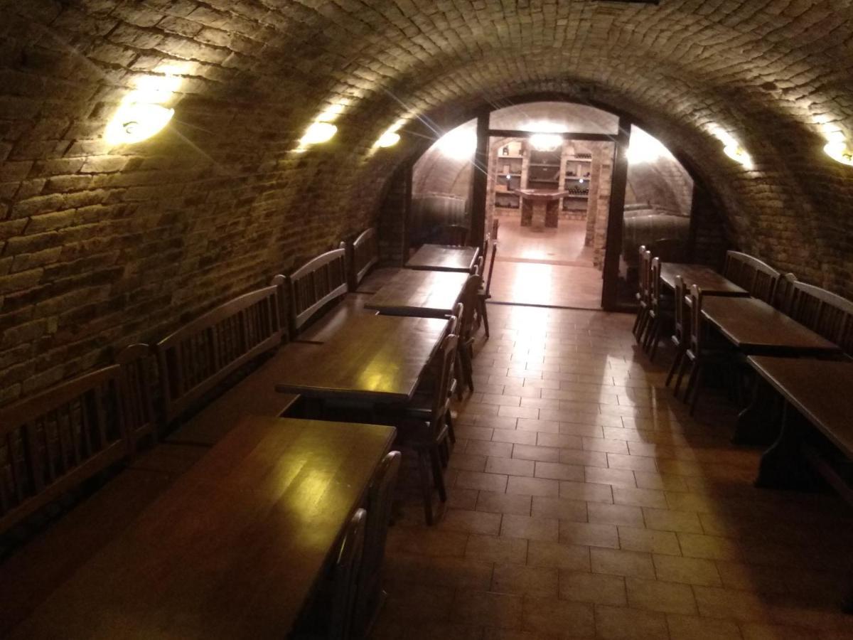 Aparthotel Sklep U Hrabalu Hustopeče Exterior foto