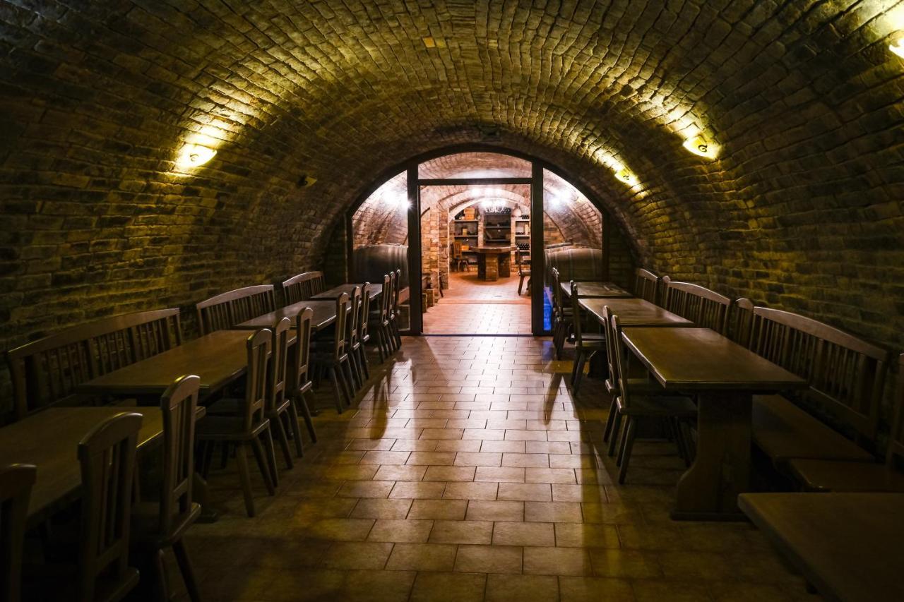 Aparthotel Sklep U Hrabalu Hustopeče Exterior foto