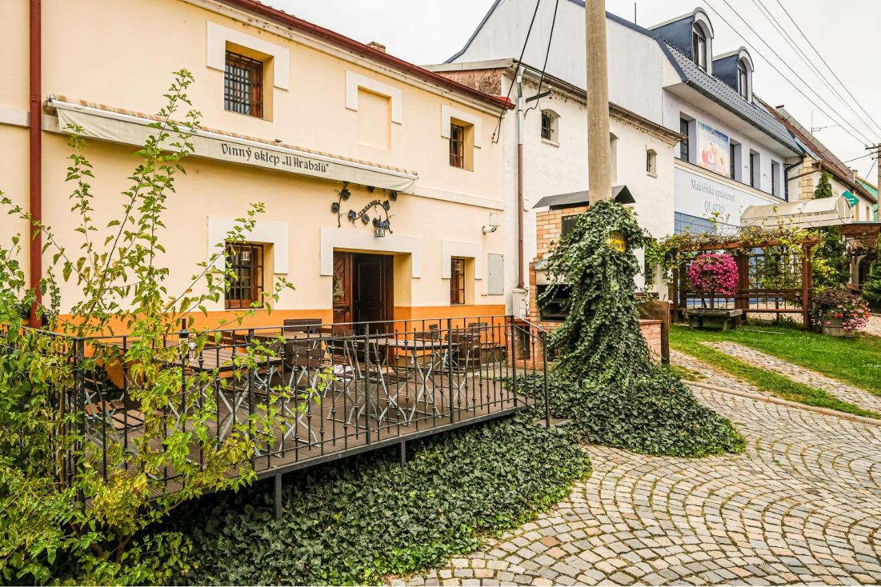 Aparthotel Sklep U Hrabalu Hustopeče Exterior foto