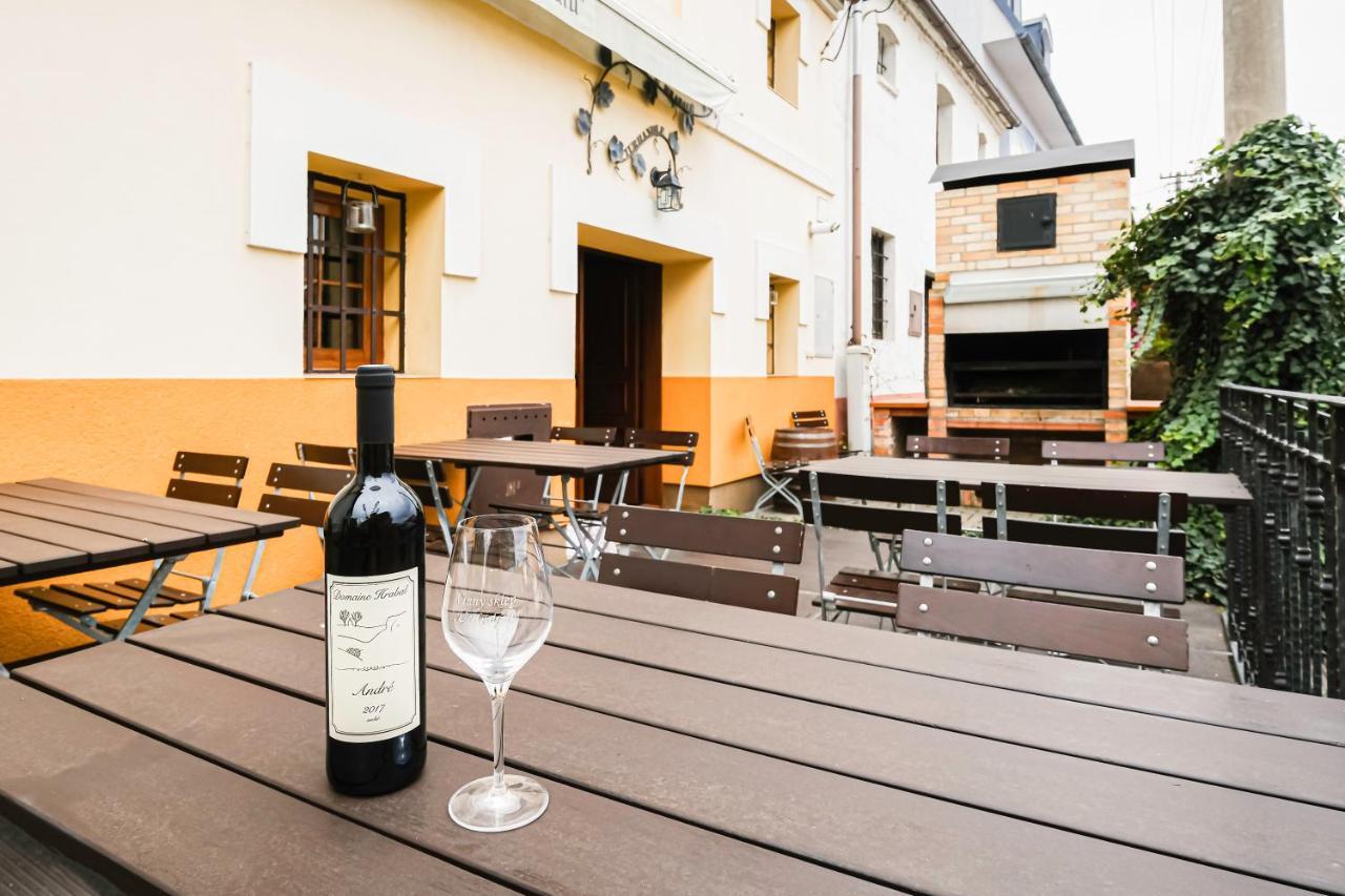 Aparthotel Sklep U Hrabalu Hustopeče Exterior foto